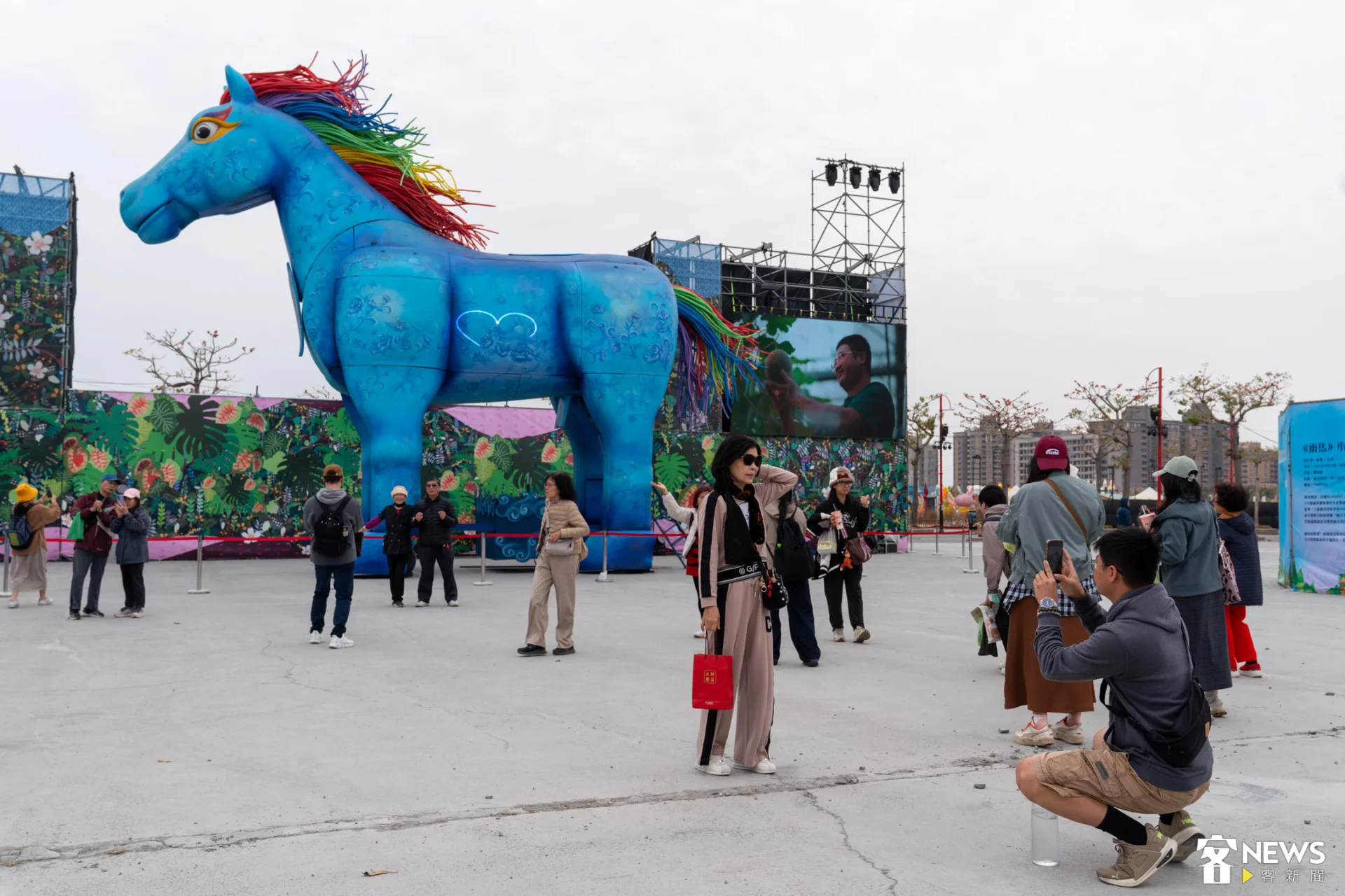 天色尚未完全轉暗，許多民眾早已聚集在雨馬展區周邊，搶先與巨型雨馬合影留念。朱愷元攝