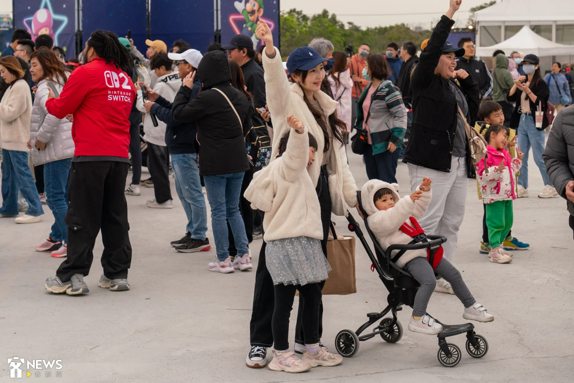 不少民眾擺出招牌跳躍姿勢拍照留念,現場氣氛十分融洽。朱愷元攝