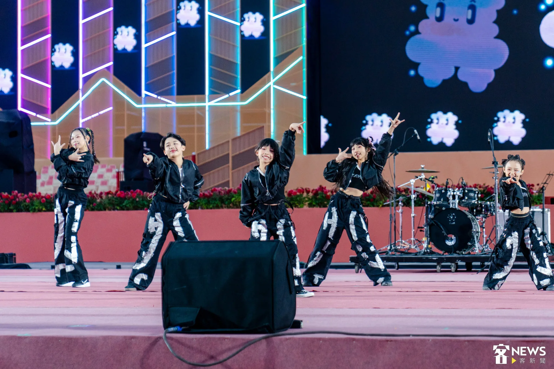 首先登場的是劉劭希與搖滾童謠，他們帶來多首節奏感十足的歌曲。朱愷元攝