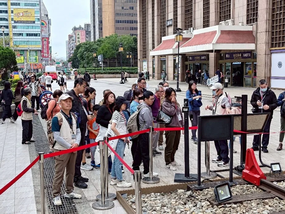 導覽活動現場，民眾細聽鐵道百年演變故事。資料照，台鐵提供