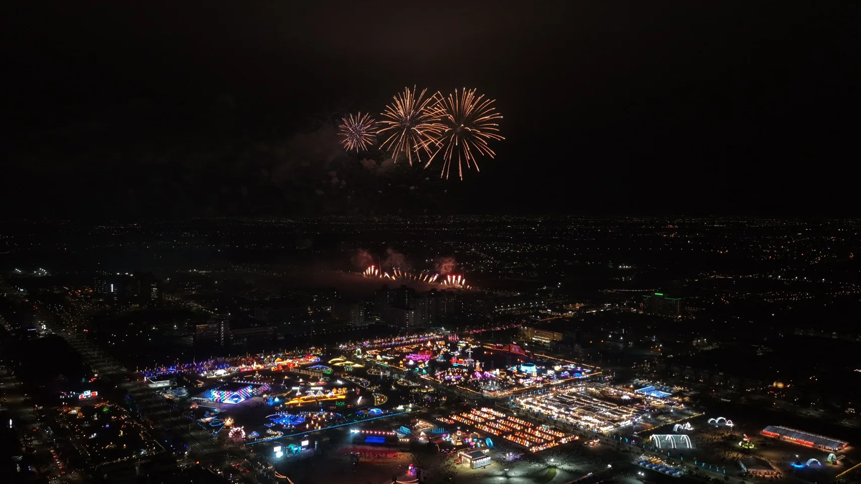 2026台灣燈會3日至15日在嘉義縣舉辦，假日尖峰人潮及車潮不斷。翻攝自翁章梁臉書