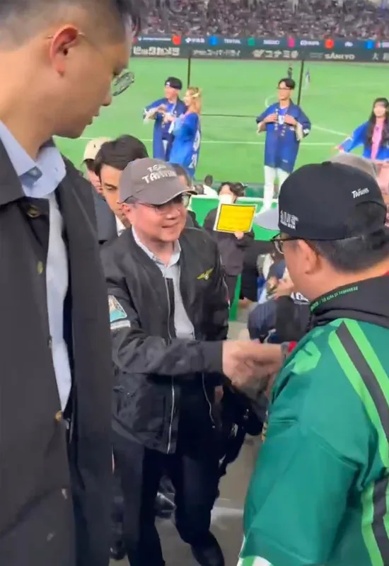 世界棒球經典賽台灣隊7日對上捷克隊，行政院長卓榮泰（中）被目擊親赴現場看球，一起高喊「Team Taiwan」。中央社