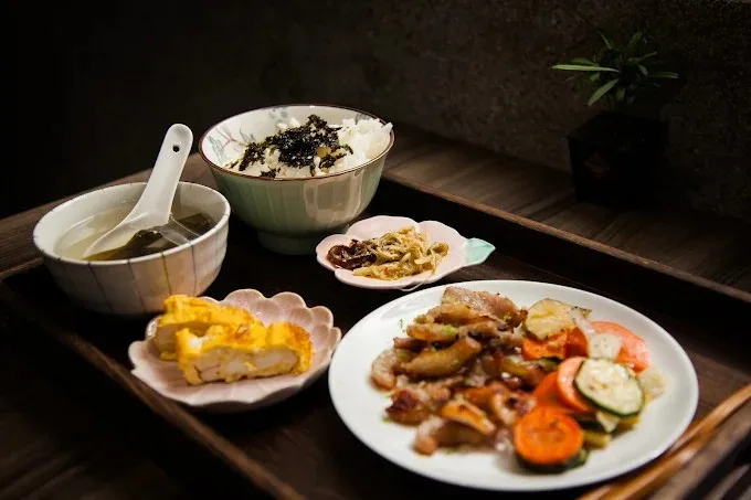 「暖心餐館」提供家常味料理，撫慰奔波疲累的歌迷。高市府提供