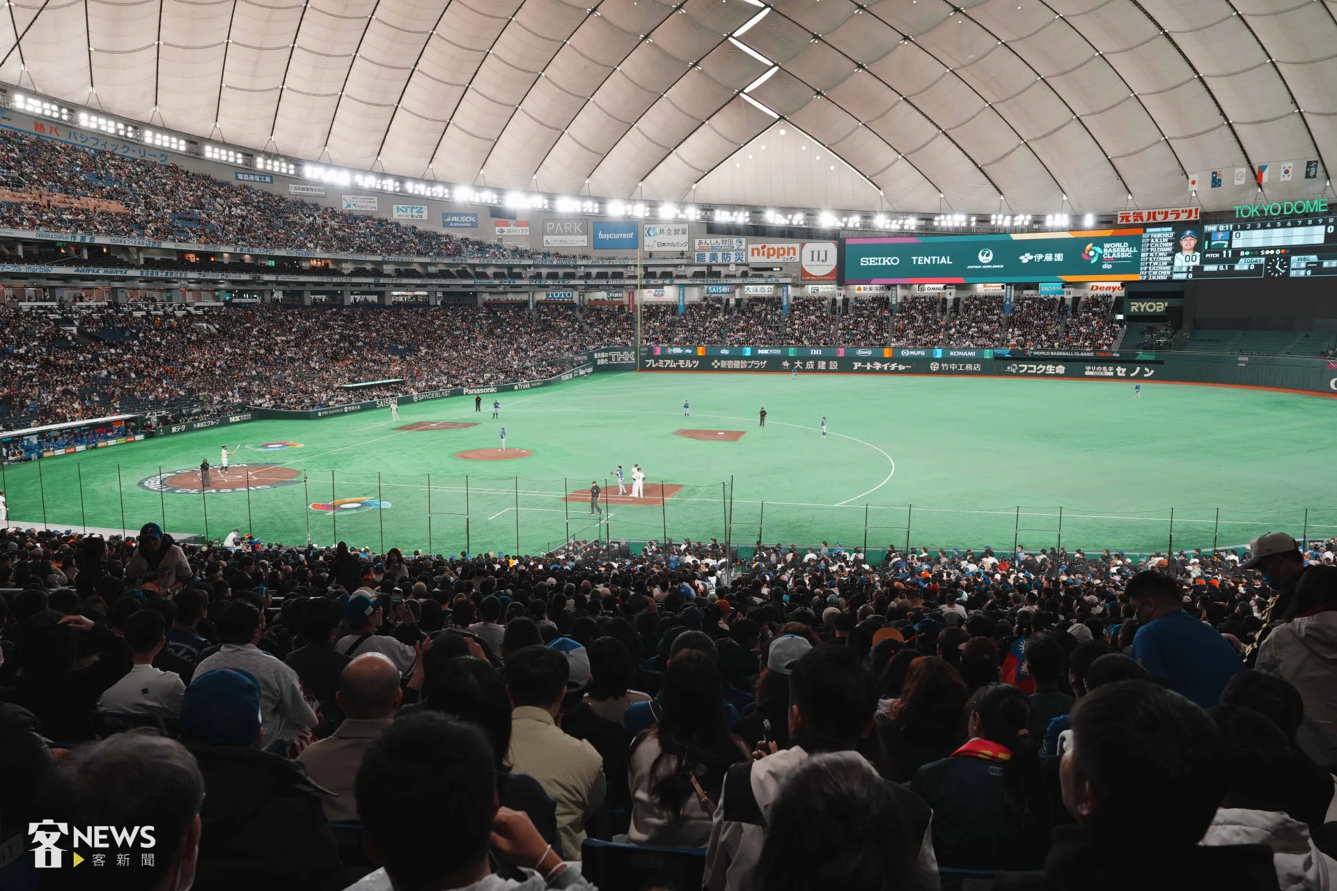 台灣球迷湧入東京巨蛋為台灣隊加油，卻遭AI假圖指控球迷亂丟垃圾，日媒查證後確認圖片是不實指控。圖為3月5日台灣對上澳洲比賽現場。李台源攝