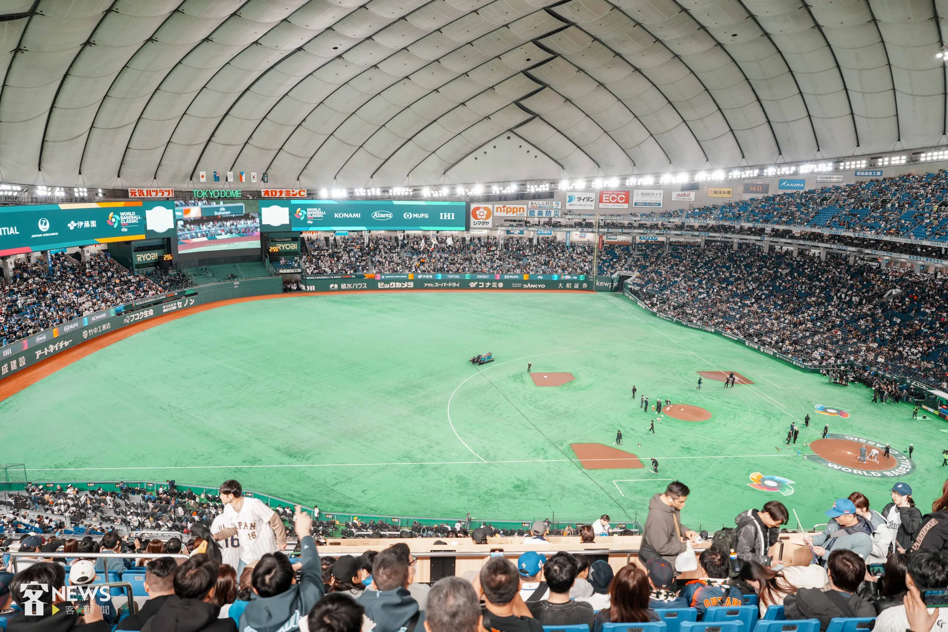 實際觀察台日大戰滿場球迷狀況，普遍都將現場垃圾帶走。李台源攝