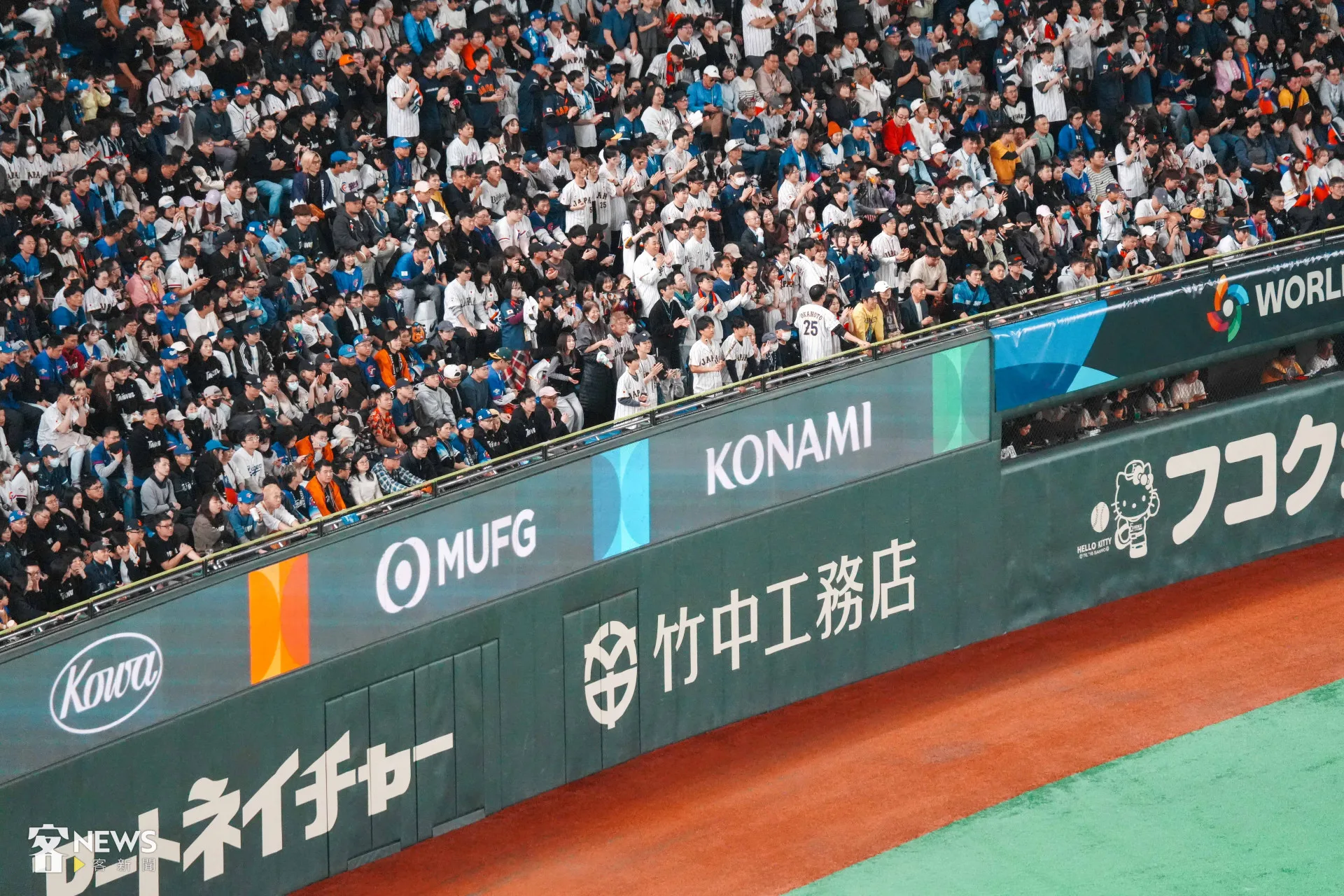 實際看向東京巨蛋左外野方向，牆上看板文字清晰（如圖），而AI假圖卻像亂碼。李台源攝
