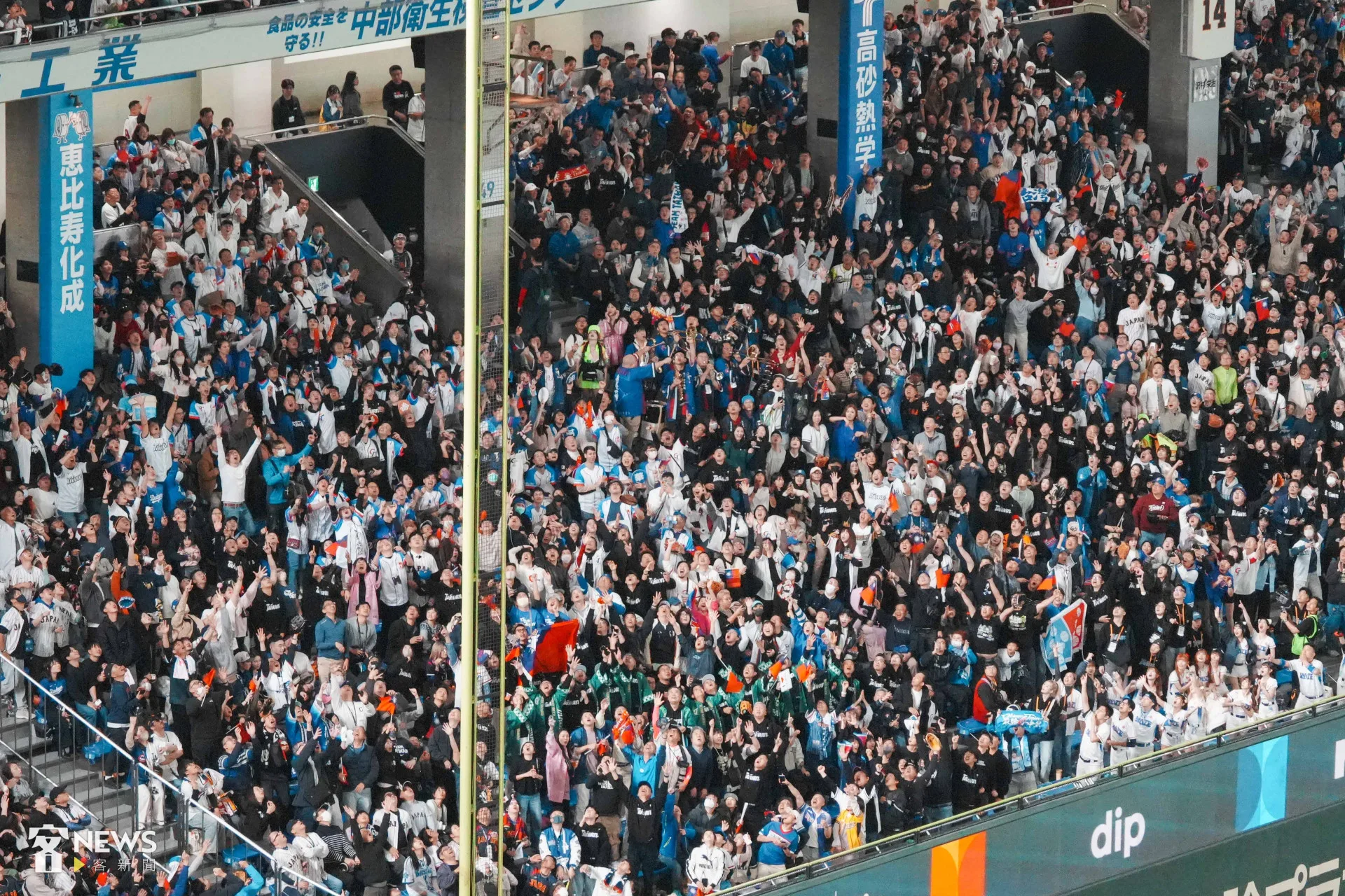 東京巨蛋現場左外野有黃色界外標竿（如圖），但AI假圖卻憑空消失。李台源攝