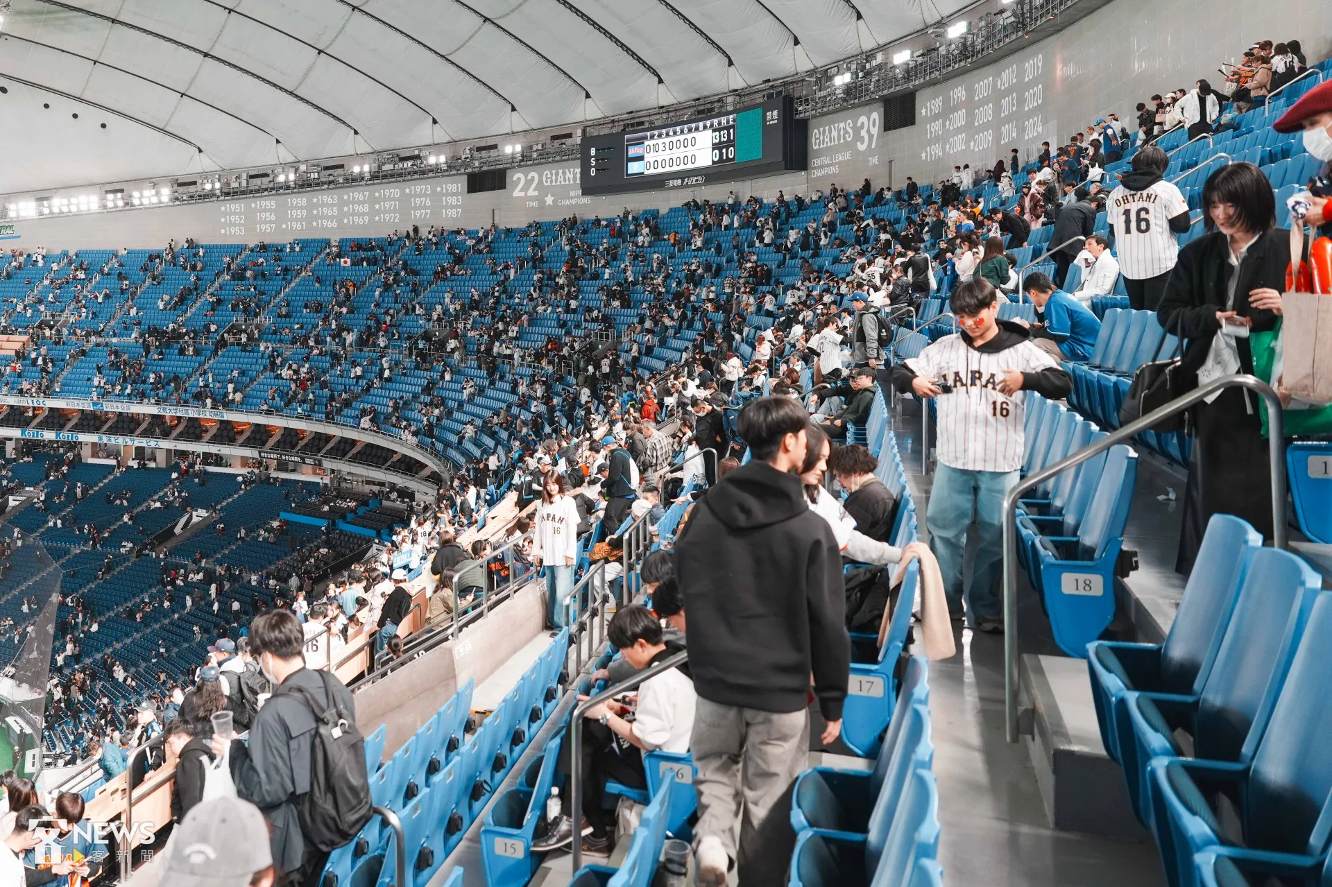 東京巨蛋座椅為摺疊座椅，觀眾只要起身就會自動折疊（如圖）。AI假圖卻是固定式。李台源攝