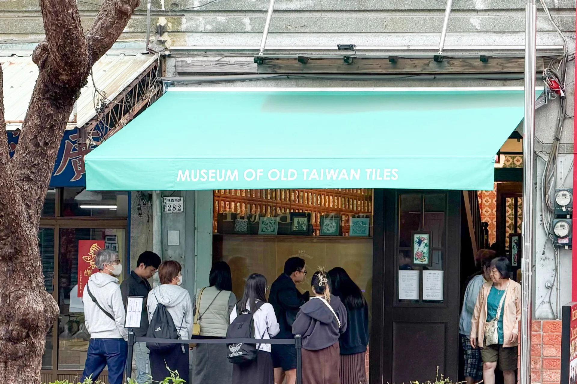 台灣燈會在嘉義，嘉義各個景點湧入大量人潮。圖為台灣花磚博物館排隊人潮。洪藝晅攝