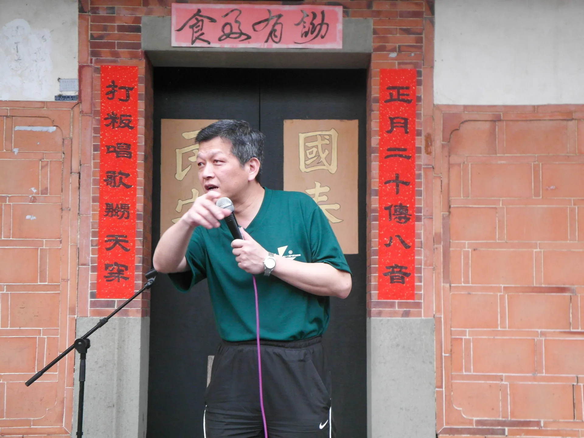 柯坪詏館的詏主楊國鑫在赤柯坪詏館開詏。2012，新竹峨眉，楊國鑫提供