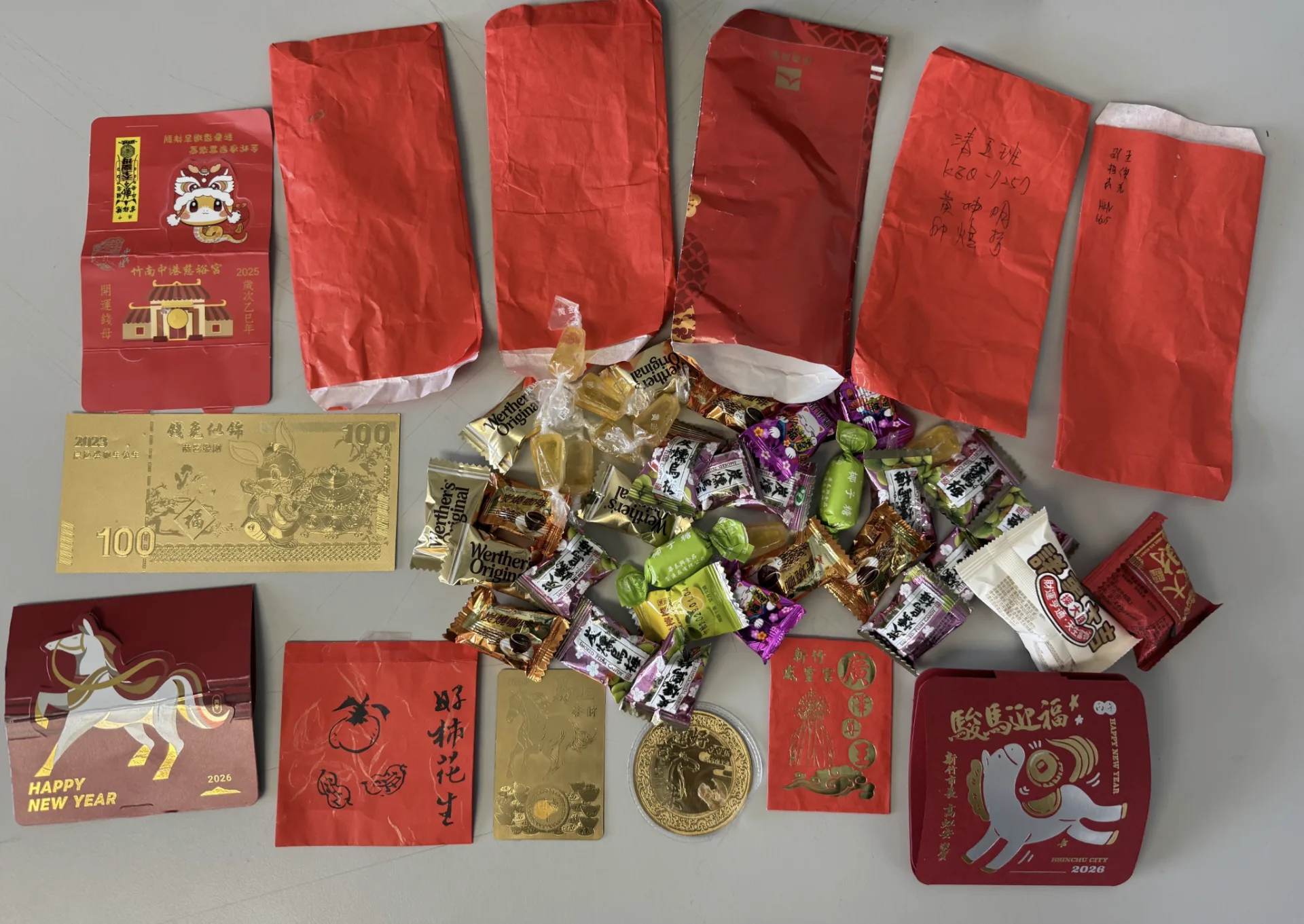 民眾致贈清潔隊紅包內容五花八門，有各大宮廟1元開運錢母、紀念鈔劵與應景糖果。新竹市政府提供