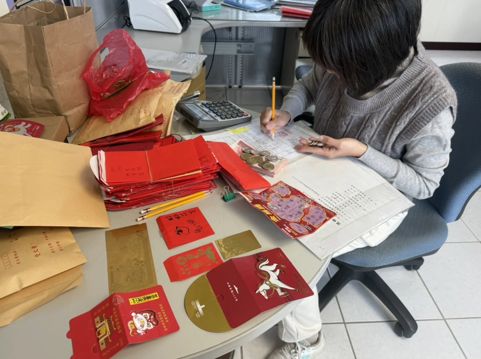 會計室人員協助清點紅包金額。新竹市政府提供