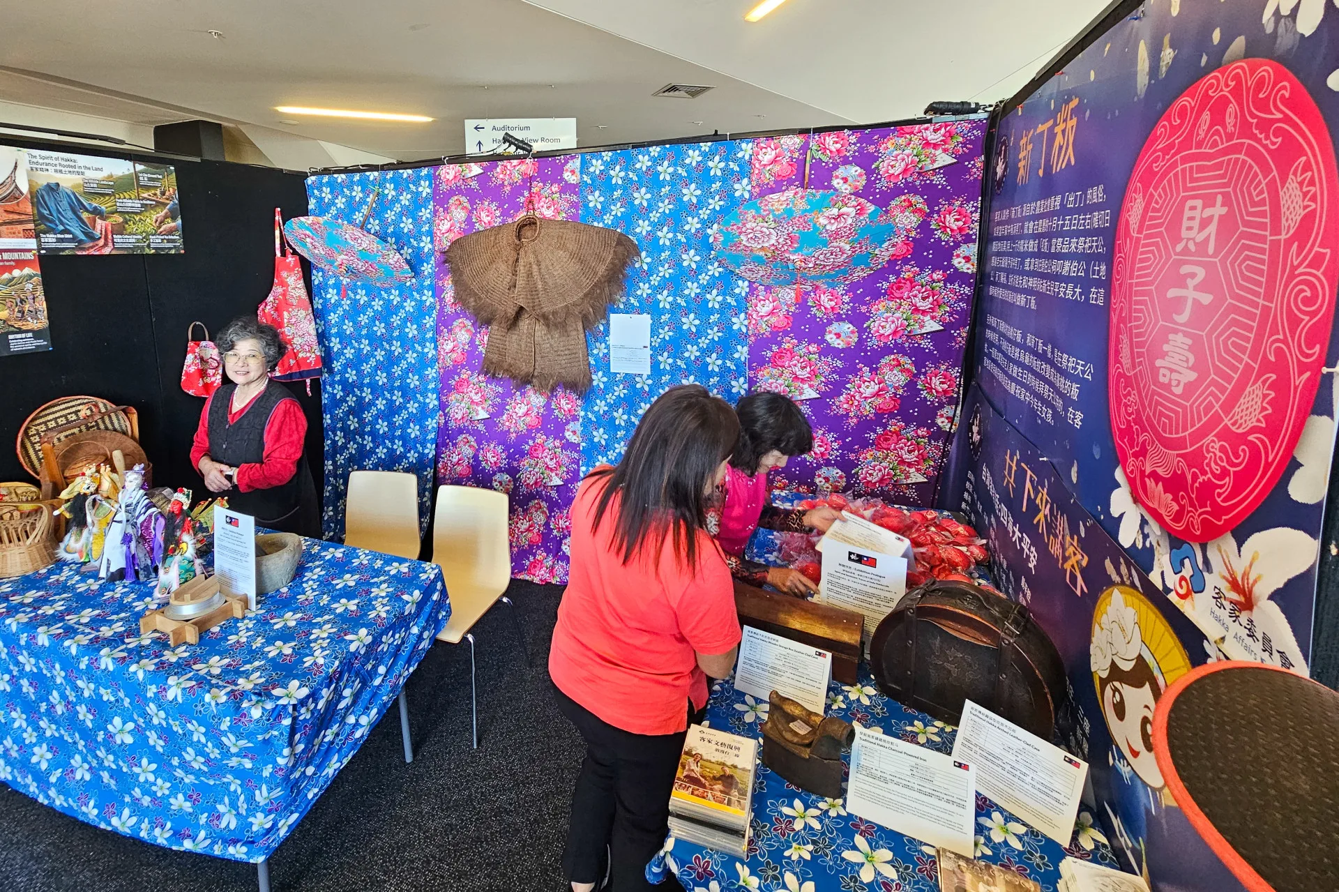 台中市府客委會精選多件極具歷史價值的客家傳統文物跨海在紐西蘭參展。紐西蘭客家同鄉會提供