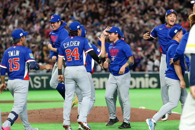 世界棒球經典賽（WBC）8日在東京巨蛋上演台韓大戰，8局上台灣隊費柴德敲出2分砲逆轉比數，台灣隊友場邊歡慶鼓舞。<br />中央社