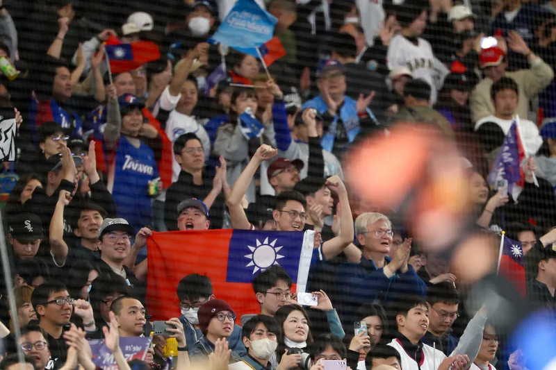 世界棒球經典賽（WBC）8日在東京巨蛋上演台韓大戰，8局上台灣隊費柴德敲出2分砲逆轉比數，台灣球迷歡慶鼓舞。中央社