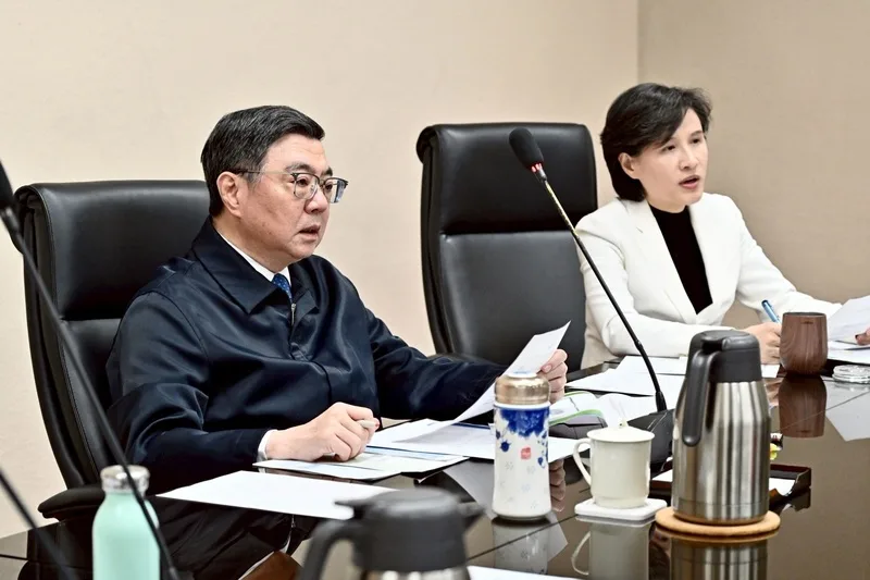 因應中東情勢，行政院長卓榮泰（左）9日再召集會議，指示財金部會持續關注國內外金融情勢，做好應變準備，穩定台灣資本市場。行政院提供