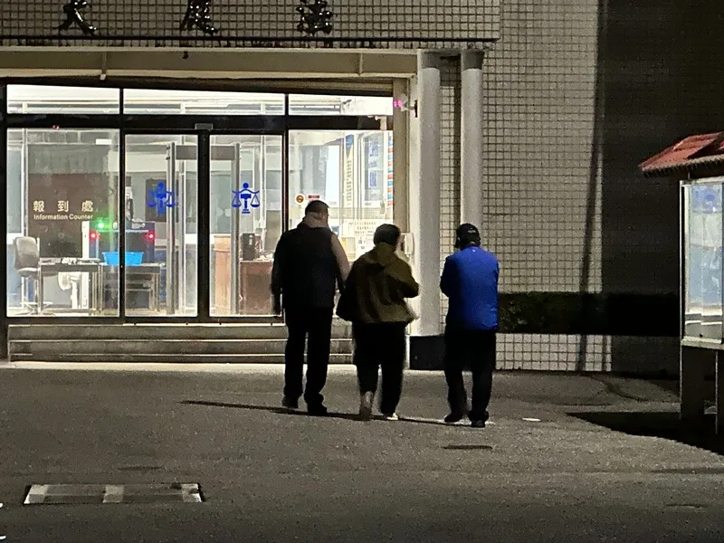 花蓮馬太鞍溪堰塞湖洪災案，光復鄉長林清水被依涉犯公務員廢弛職務釀災、過失致死等罪嫌提起公訴，花蓮地方法院9日晚間裁定以新台幣100萬元交保，並須戴電子腳鐐監控，親友立即籌錢在法庭外等待。中央社