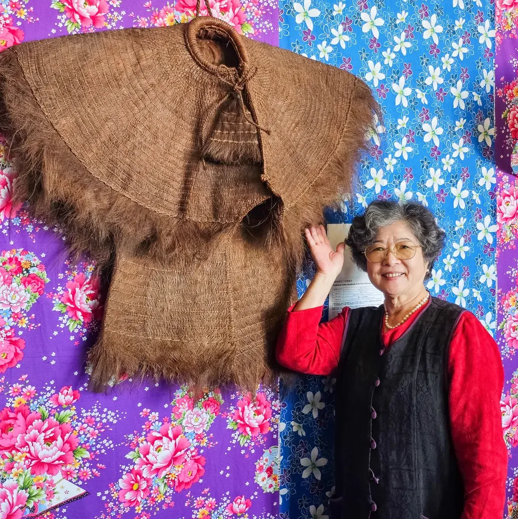 台灣僑民開心的在客家古文物前拍照合影留念。紐西蘭客家同鄉會提供