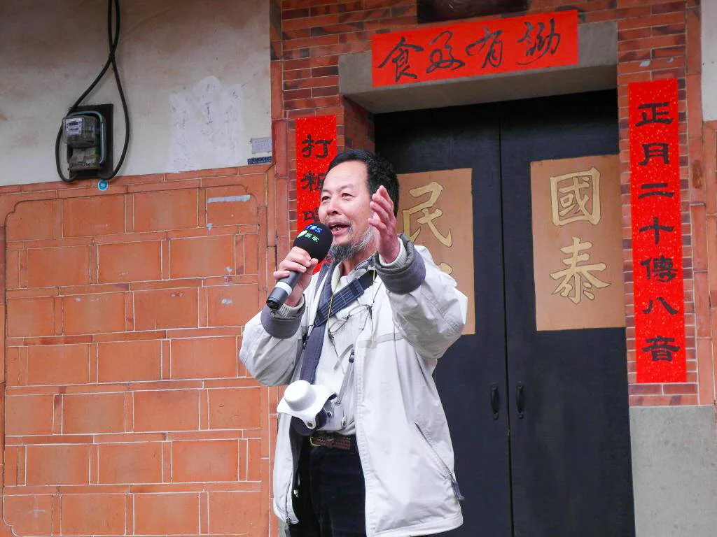 柯坪詏館的詏主黃文淵在赤柯坪詏館開詏。2012，新竹峨眉，楊國鑫攝