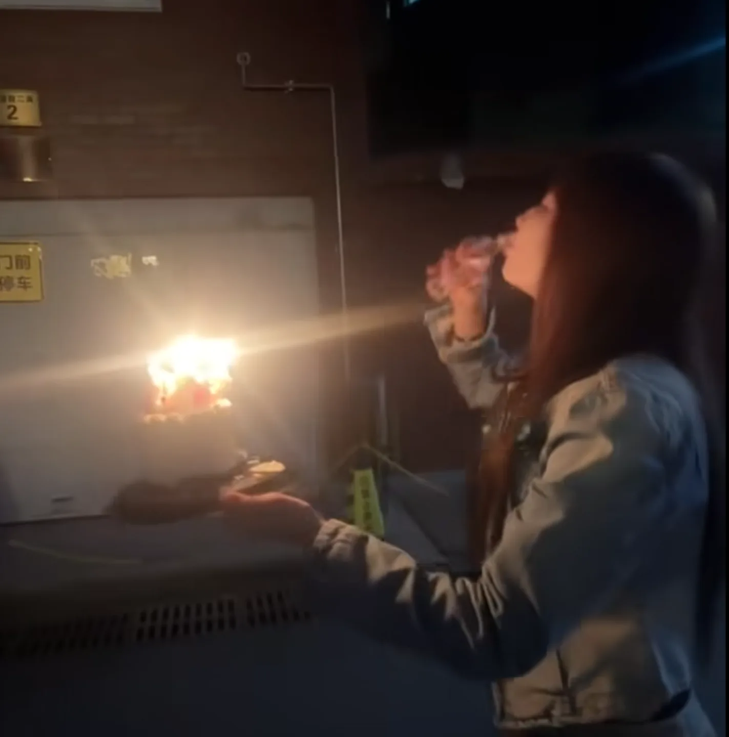 曾演出周星馳電影的中國女星王添羽模仿小紅書「噴火蛋糕」慶生。消防署警示此舉相當危險，呼籲國人切勿模仿。翻攝畫面