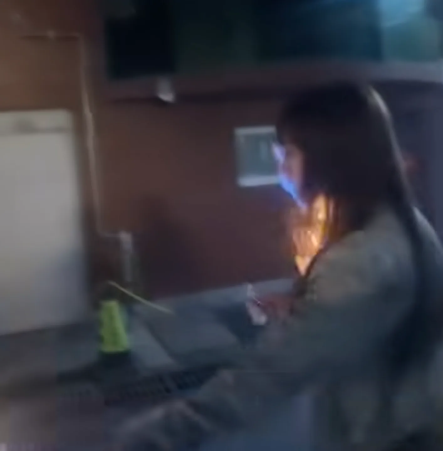 曾演出周星馳電影的中國女星王添羽模仿小紅書「噴火蛋糕」慶生，火勢撲面燒到她的臉與頸部。【危險動作、請勿模仿】。翻攝畫面