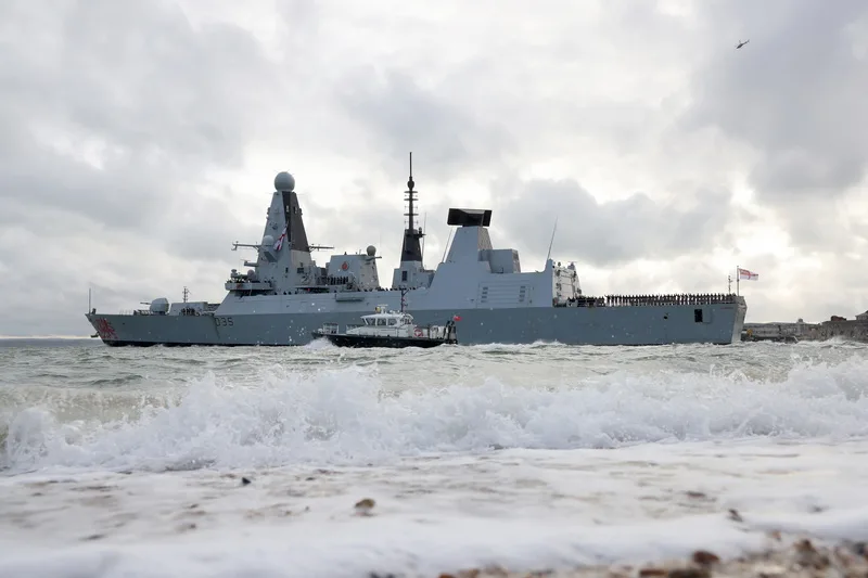 英國海軍45型防空驅逐艦「龍號」10日自英格蘭南部軍港啟程往東地中海，將強化區域集體防衛。考量任務緊急需求，「龍號」的整備工作由6週強力壓縮至6天。（英國國防部提供）