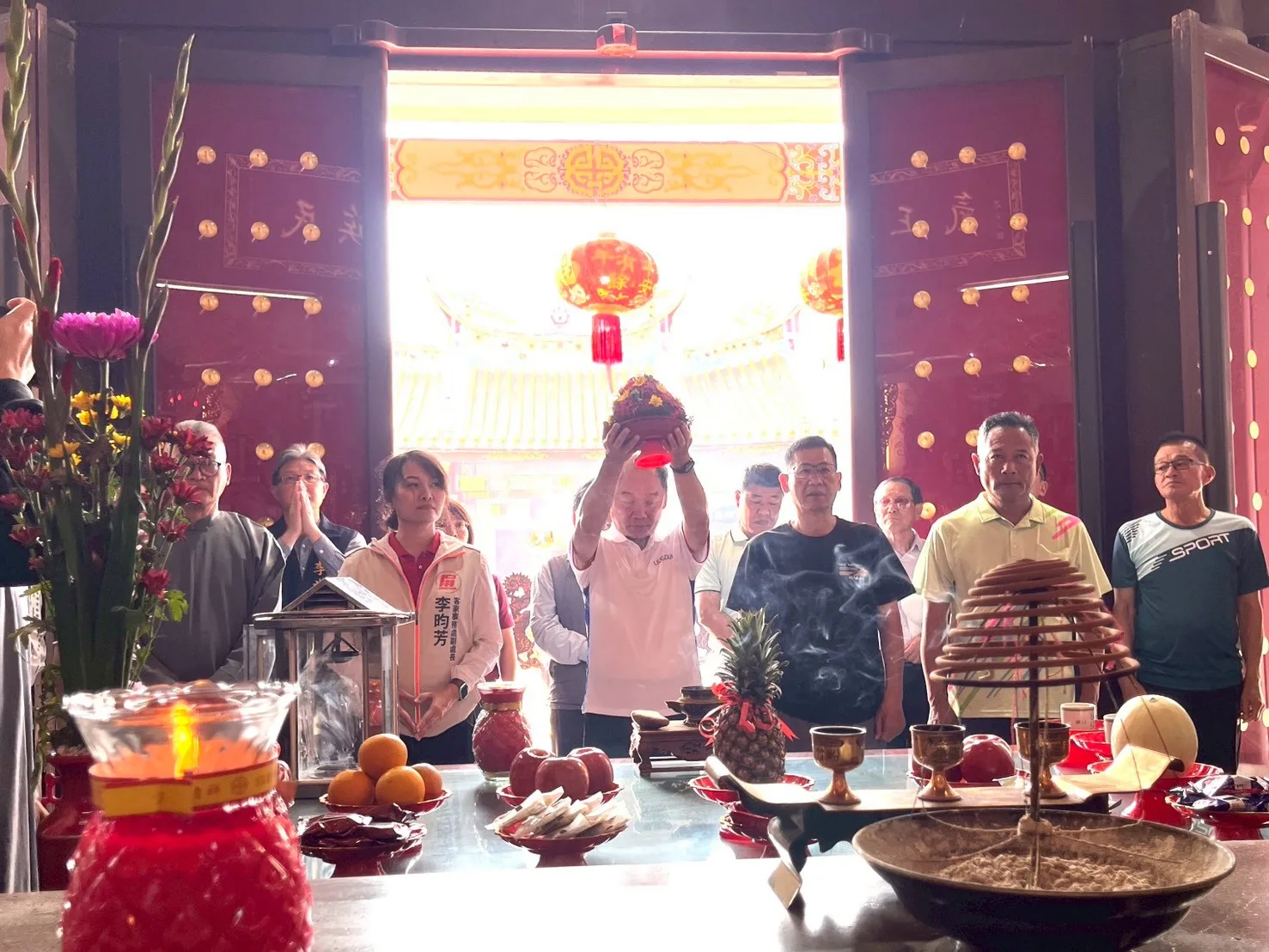 聖火引燃典禮為第61屆六堆運動會揭開序幕，客發中心主任謝勝信以盤花祭祀忠勇公。客委會提供