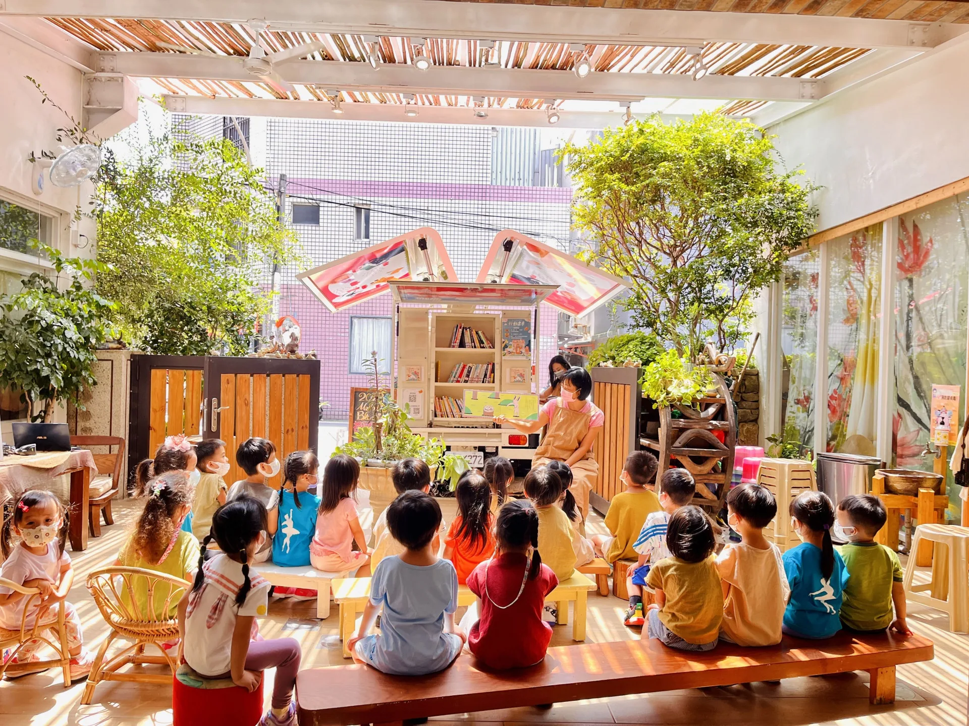 行動書車校園照。新竹縣政府提供