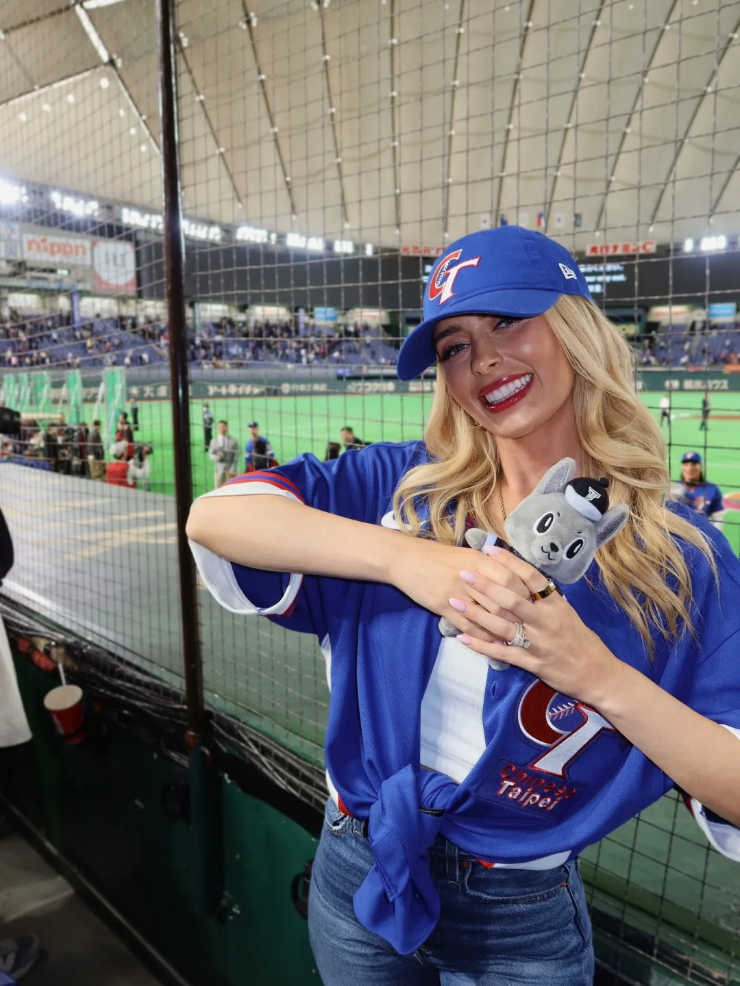 費柴德（Stuart Fairchild）的妻子韓納（Hanna Fairchild）手上拿著吉祥物「歐告」娃娃，也多次在留言區示愛歐告，意外成為最強代言人。翻攝自Hanna Fairchild IG