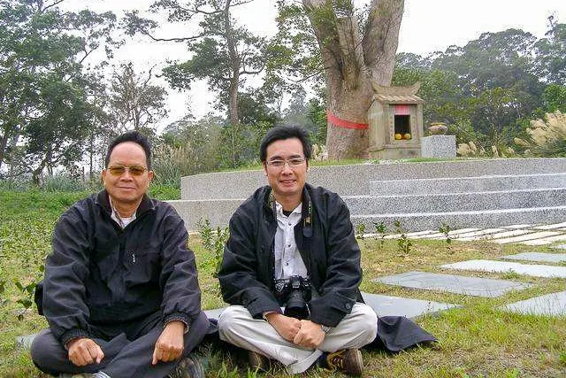 寶山老樹下的伯公祠見證地方歲月。文史愛好者與攝影者常在這些角落停留，記錄即將消失的客庄信仰景觀。陳權欣攝