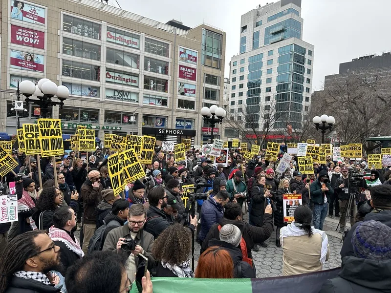 美國民間團體7日在全美各地發起反伊朗戰爭的示威活動，百名紐約反戰人士高舉停止戰爭黃色標語。中央社