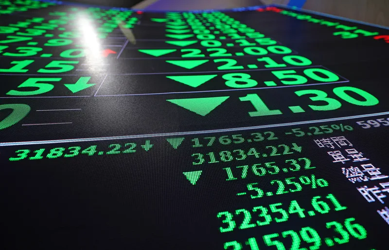 美伊戰事推升國際油價，國際股市下挫，台股9日早盤開低，重挫逾2000點，摜破32000點關卡，創史上盤中第2大跌點。中央社