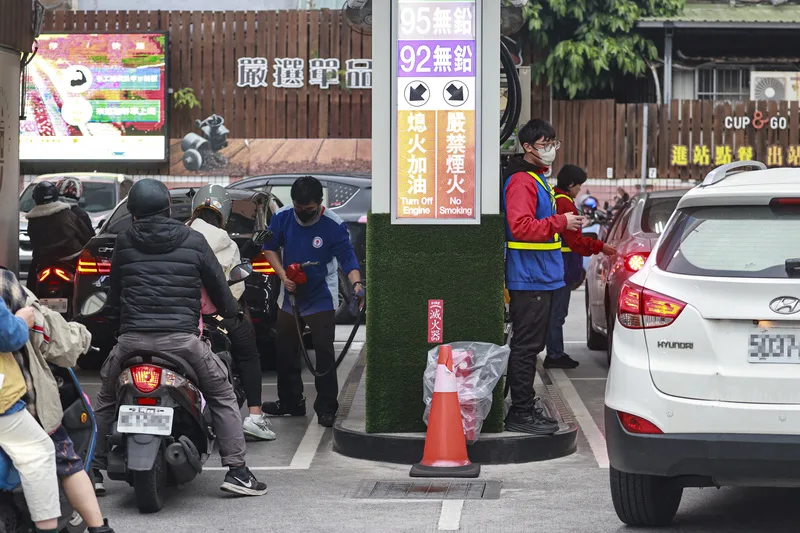 台灣中油宣布9日凌晨起汽、柴油價格調漲，台北市一處加油站8日有不少機車、汽車排隊進場等候加油。中央社