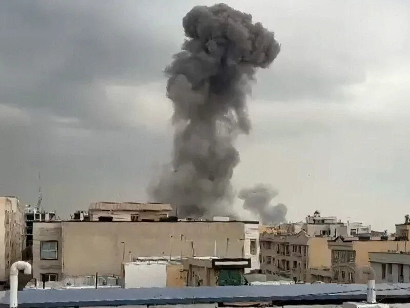 美國與以色列聯手空襲伊朗，德黑蘭天空冒起濃煙，伊朗民眾拍下轟炸後畫面。中央社