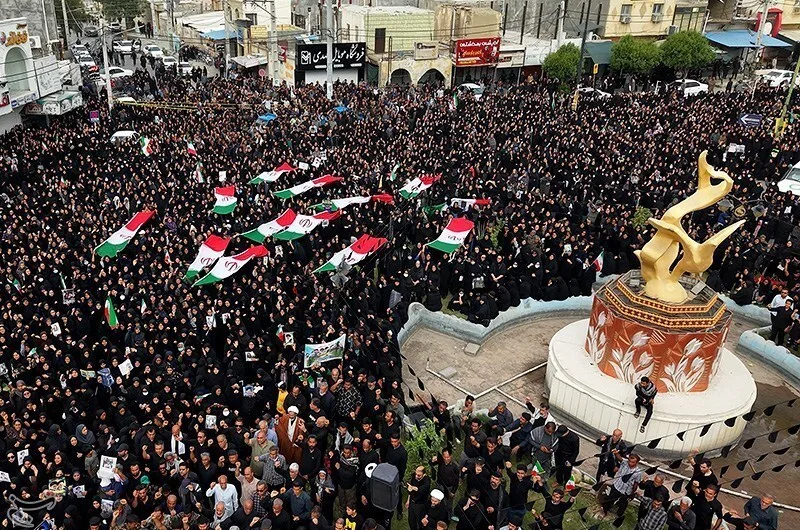 2026年3月3日，伊朗米納卜女子小學空襲遇難者葬禮隊伍。由 Tasnim News Agency, CC BY 4.0, https://commons.wikimedia.org/w/index.php?curid=185421386