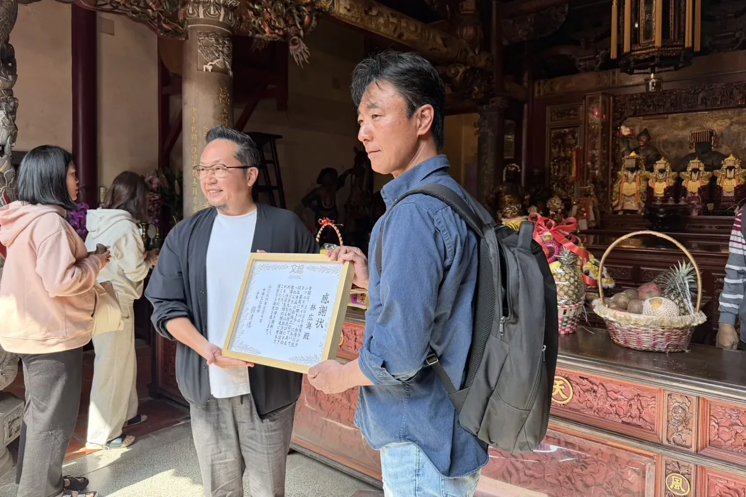 文總秘書長李厚慶致贈睡魔師林廣海感謝狀。文總提供