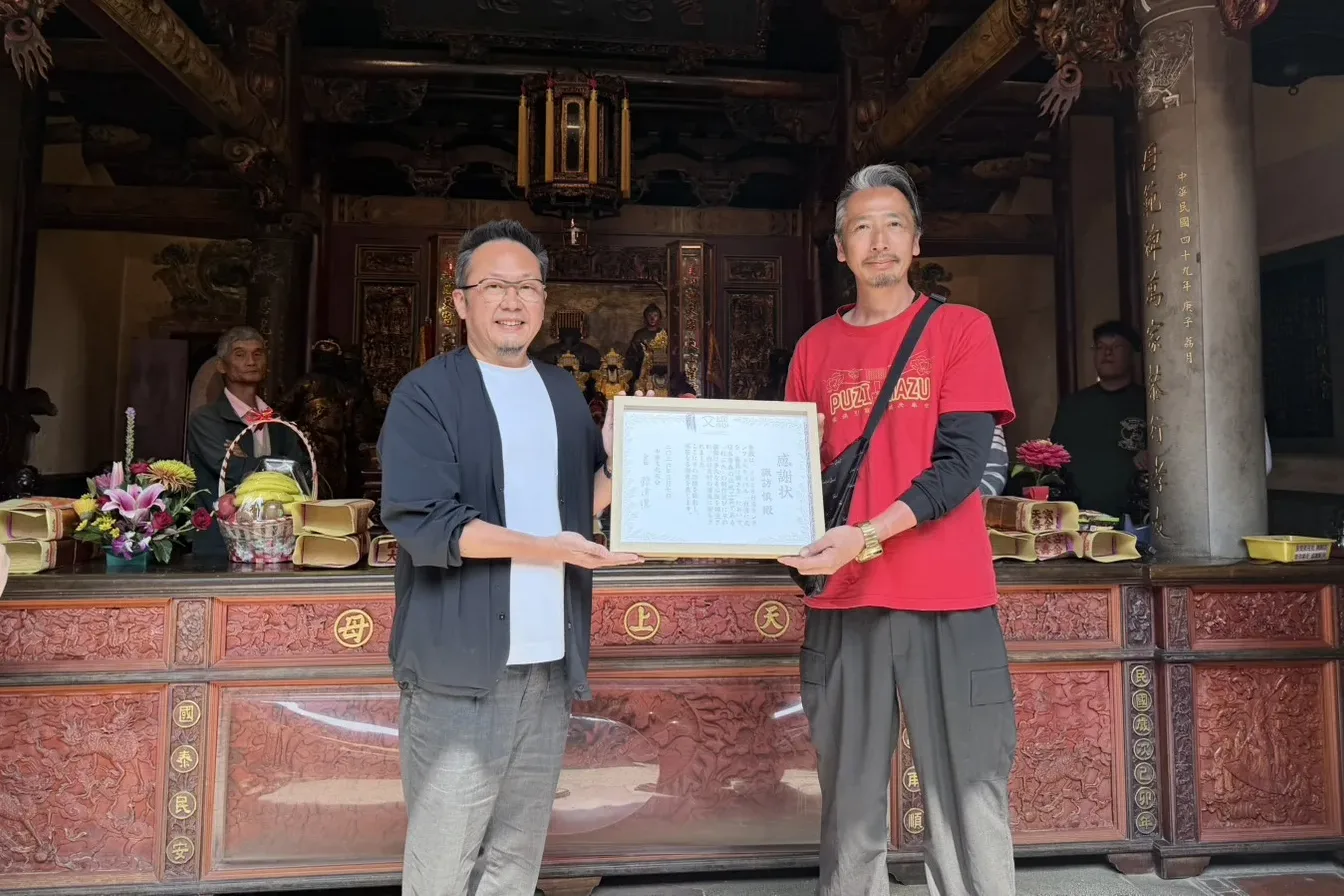 文總秘書長李厚慶致贈睡魔師諏訪慎感謝狀。文總提供