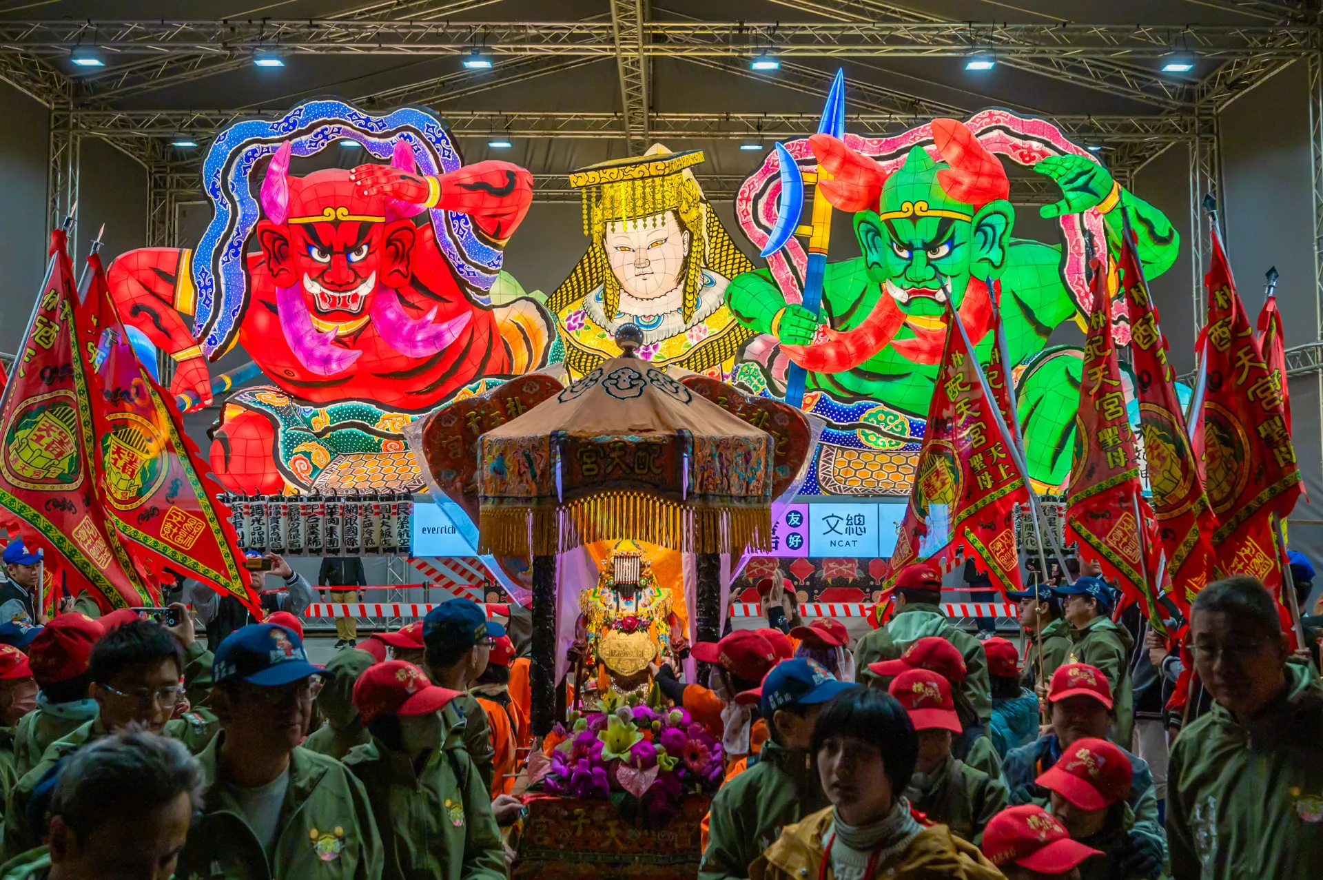 朴子配天宮「燈花媽」前往睡魔小屋與台灣限定睡魔燈籠合影。文總提供