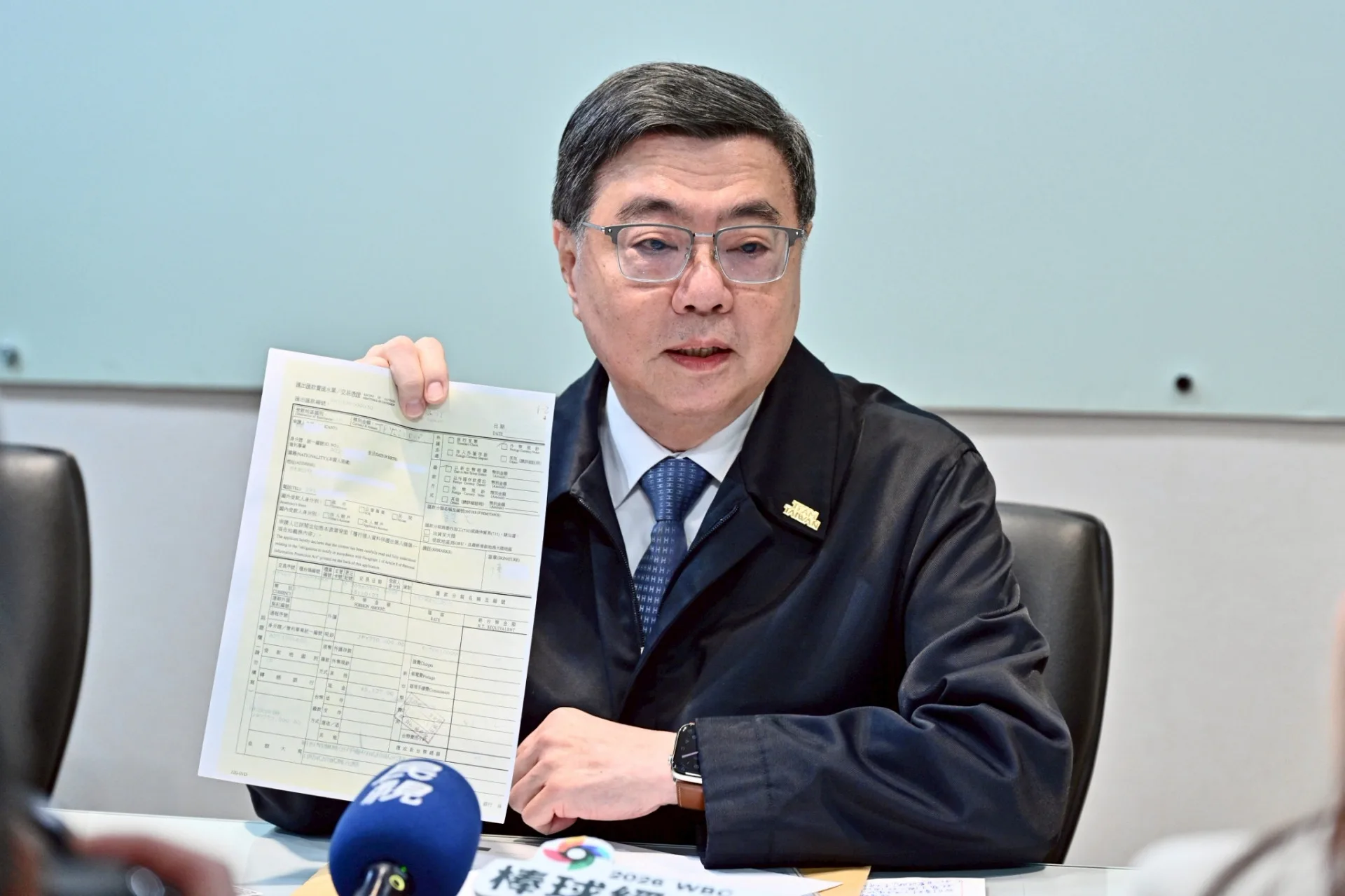 卓榮泰召開記者會秀出WBC包機單據，包括門票、當日遊覽車車資、包機費用等。行政院提供