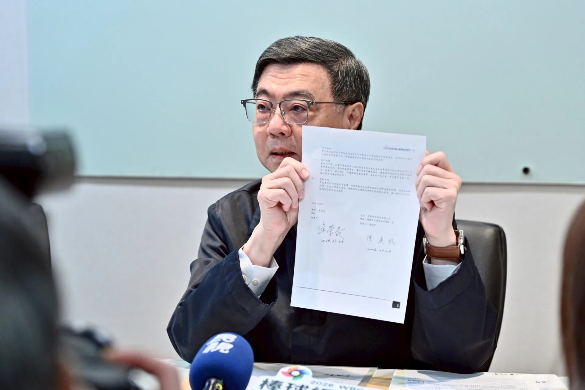 卓榮泰召開記者會秀出WBC包機單據。行政院提供