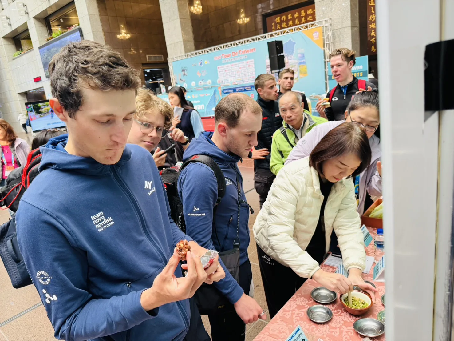 廖育珮熱情邀請選手品嘗客庄在地美食，並親自體驗「磨擂茶」。客家委員會提供