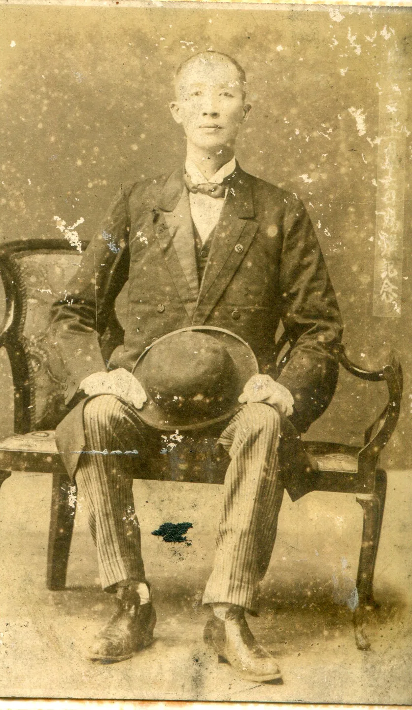 介紹謝春梅向周朝棟醫師學醫的徐定標，他曾任公館庄長，是前立委徐志榮的祖父。何來美翻攝