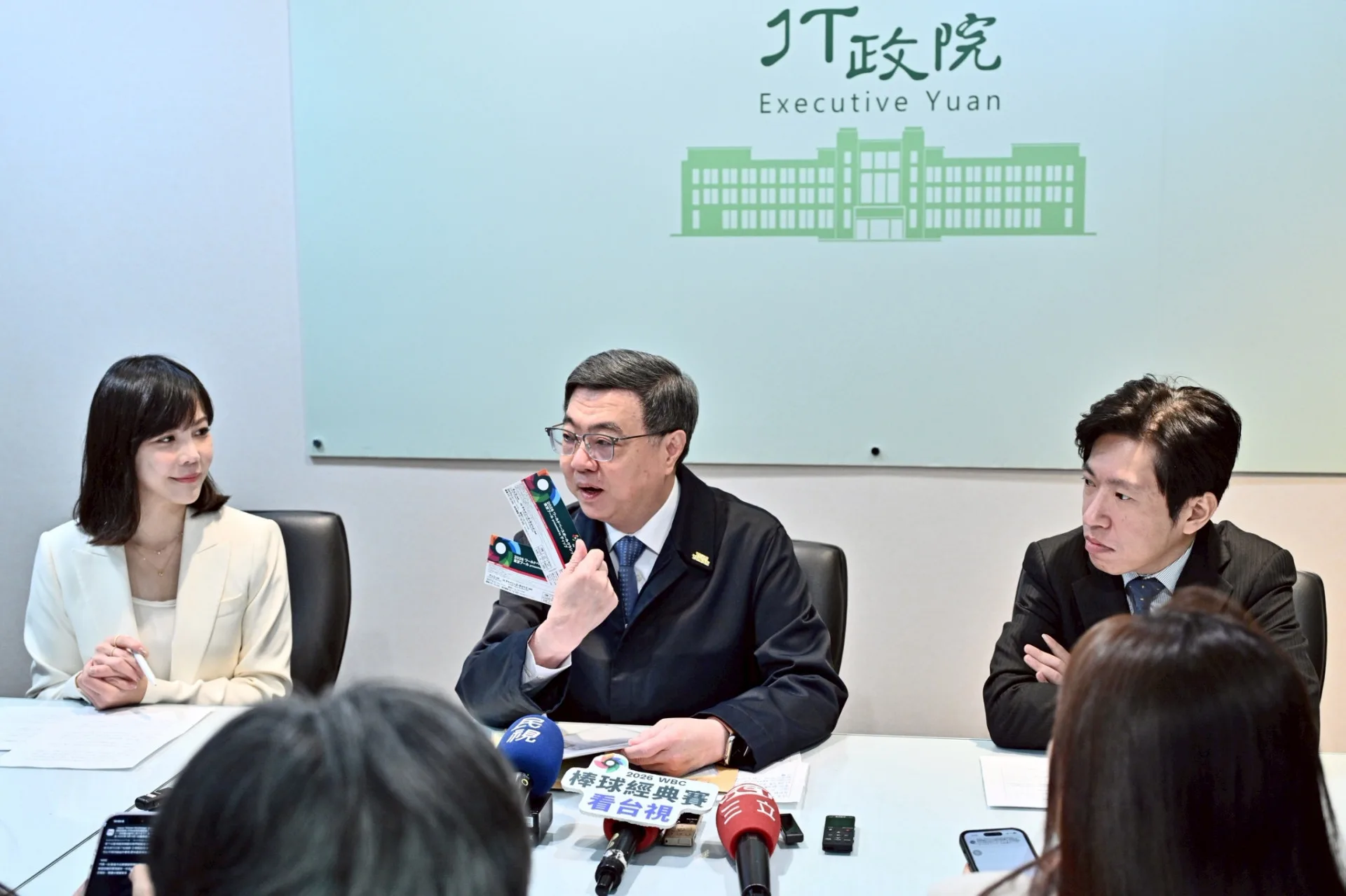 卓榮泰今天召開記者會，出示WBC華航包機赴日單據。行政院提供