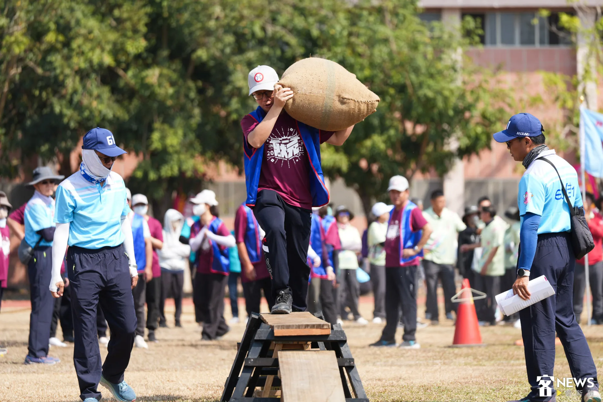 六堆運動會今天上午舉行民俗體育競技背穀包。李台源攝