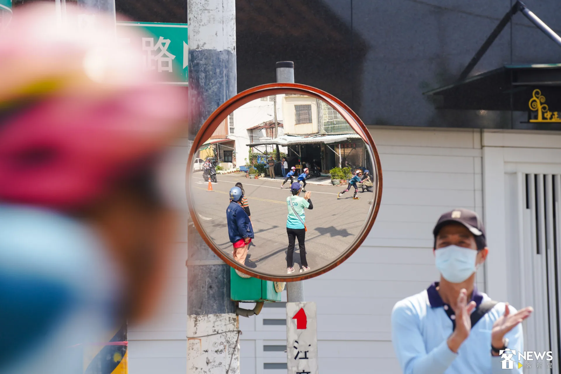 競速溜冰選手奔馳在佳冬封路的賽道。朱愷元攝