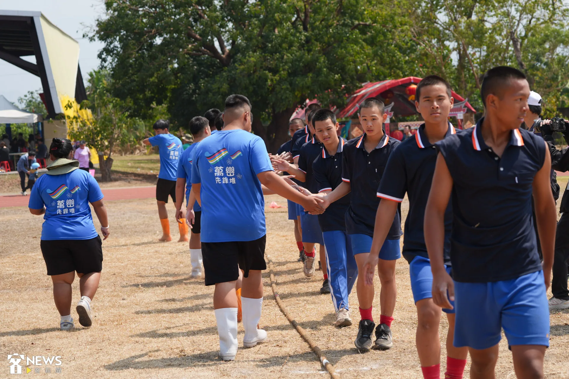 賽後雙方展現運動家精神，相互擊掌致意。李台源攝