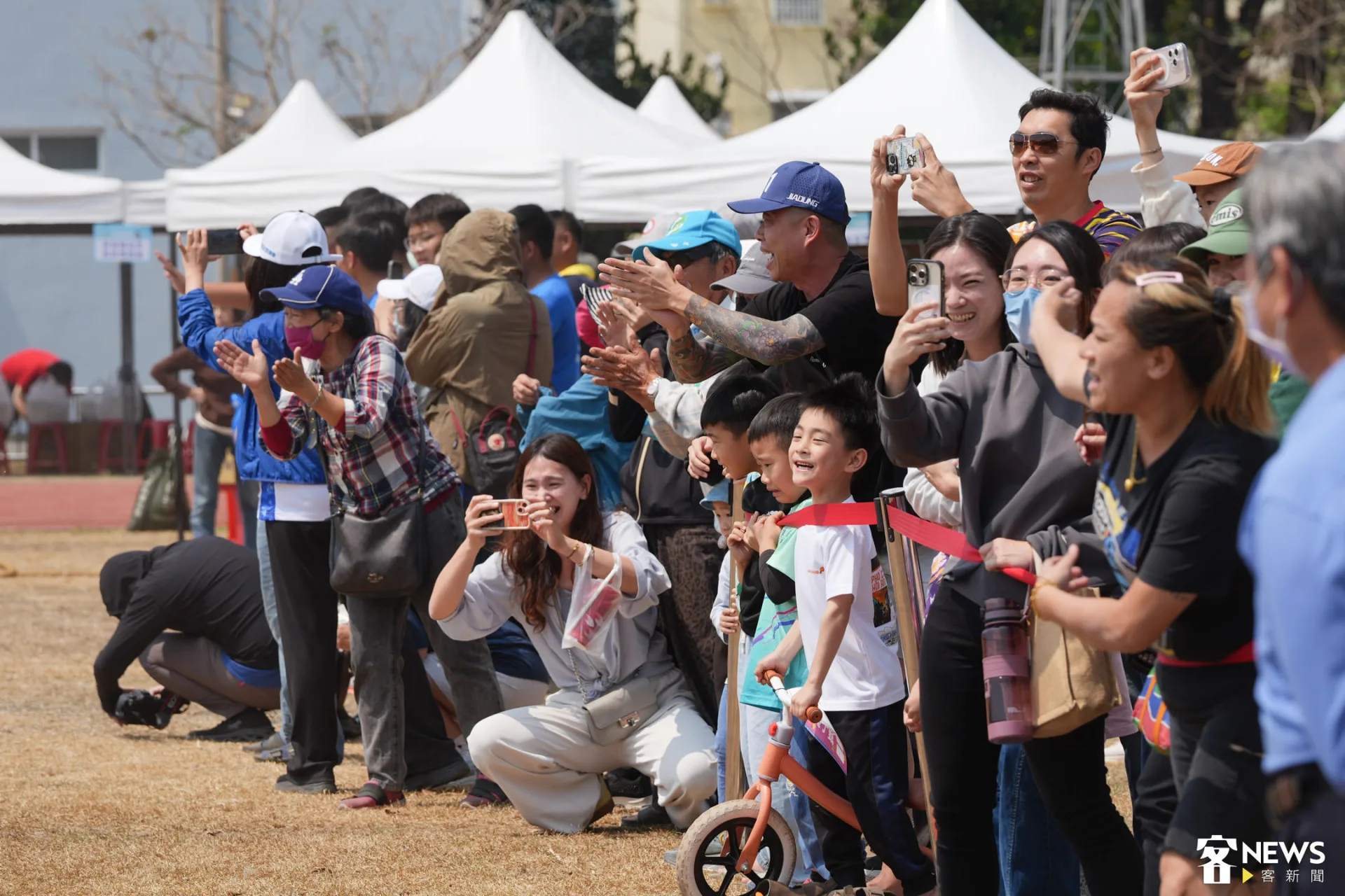 拔河競賽場邊，民眾與親友團熱情的為選手加油。李台源攝