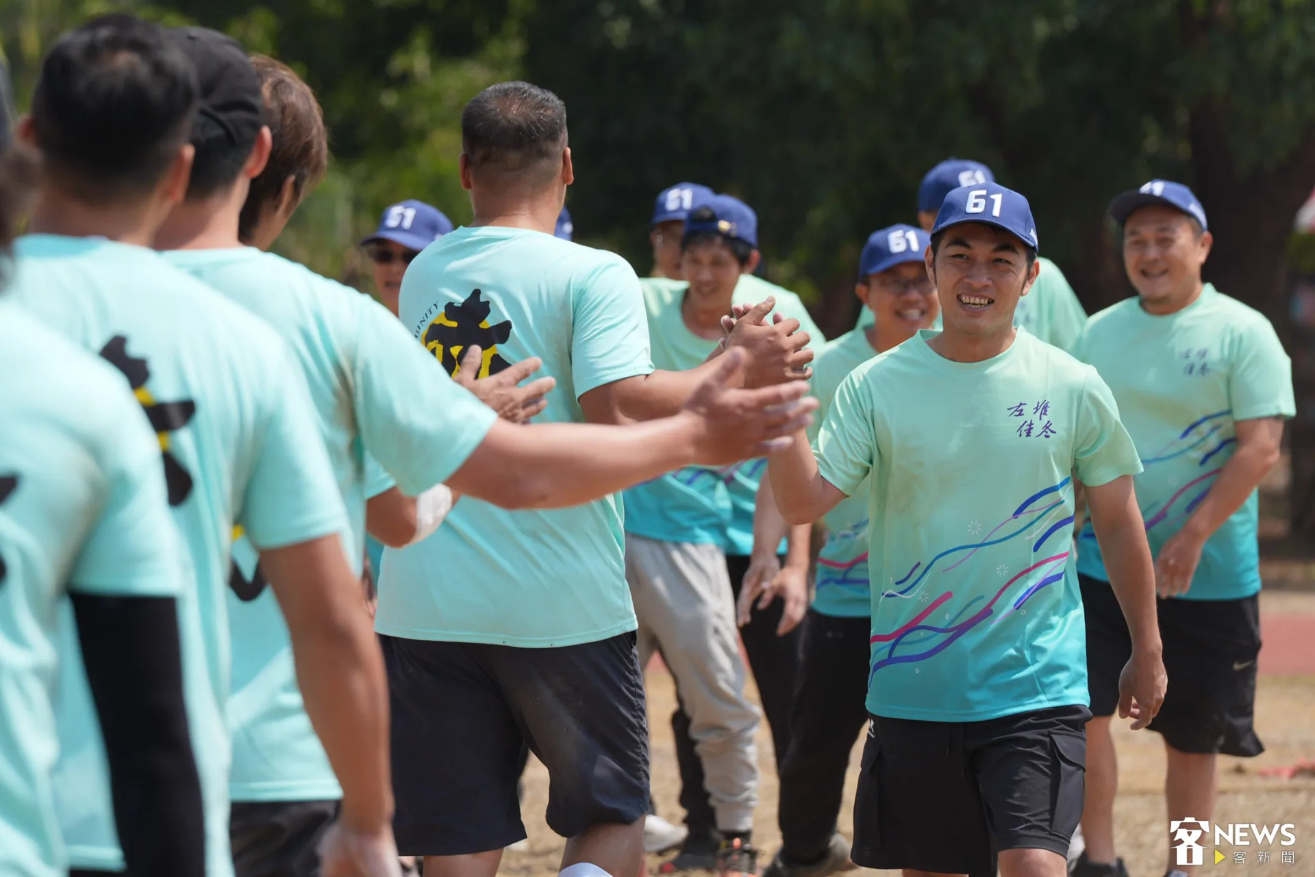 拔河賽後雙方展現運動家精神，相互擊掌致意。李台源攝