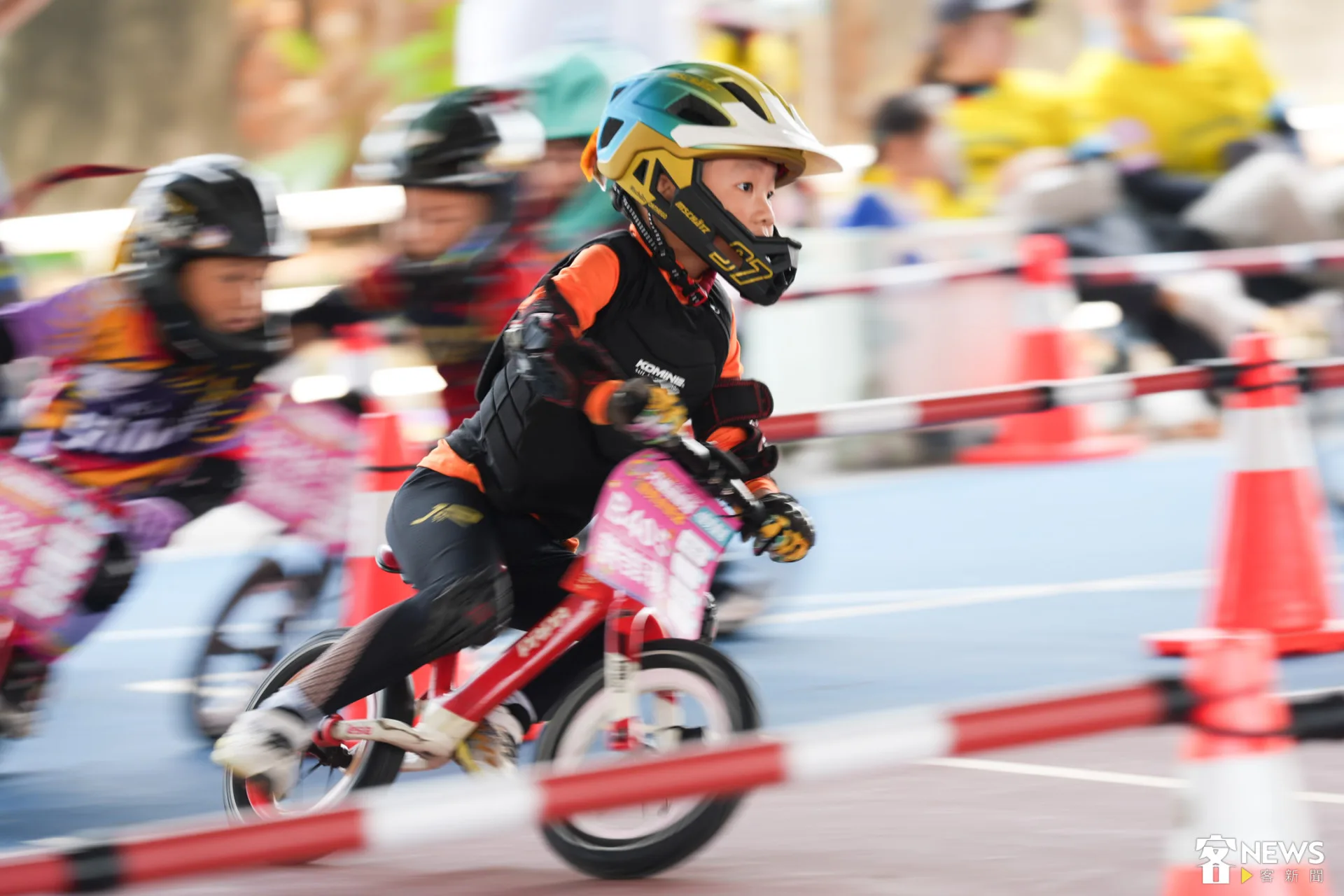 小朋友以滑步車在場上飆速。李台源攝