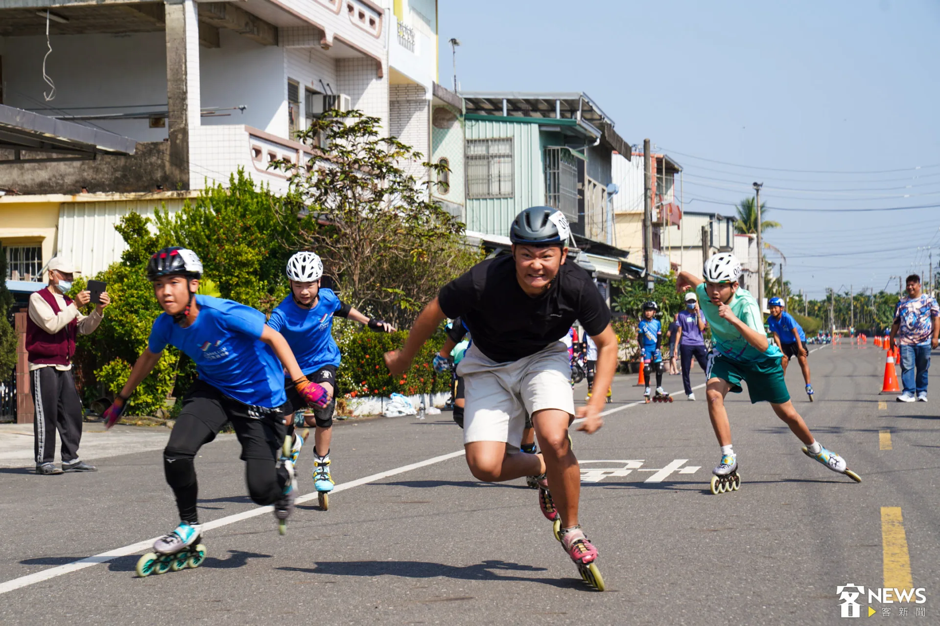 競速溜冰選手奔馳在佳冬封路的賽道。朱愷元攝